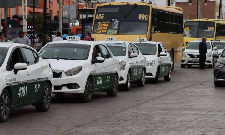 Taxistas de SLP invaden espacios que le corresponden a camioneros