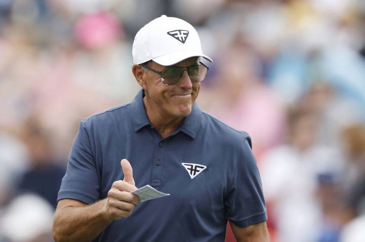 Phil Mickelson Wastes No Time in Clapping Back at Hater Over 5-Word Insult LIV Golf star Phil Mickelson shuts down an X hater with a clever comeback during a heated trailer bill debate. Zatin Singh 8 