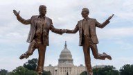Epstein y Trump, de la mano: una estatua satírica de ambos aparece en Washington y la Casa Blanca lo tilda de "provocación"