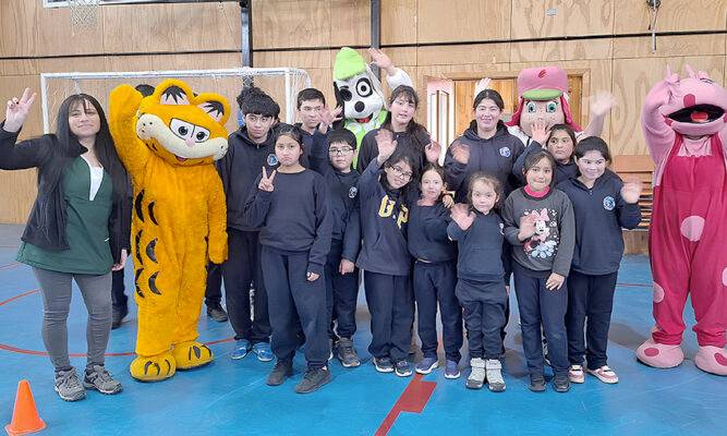 Niños y niñas gozaron novedosa  y entretenida fiesta en Timaukel