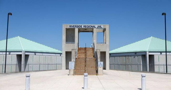 Riverside Regional Jail guard charged with smuggling drugs