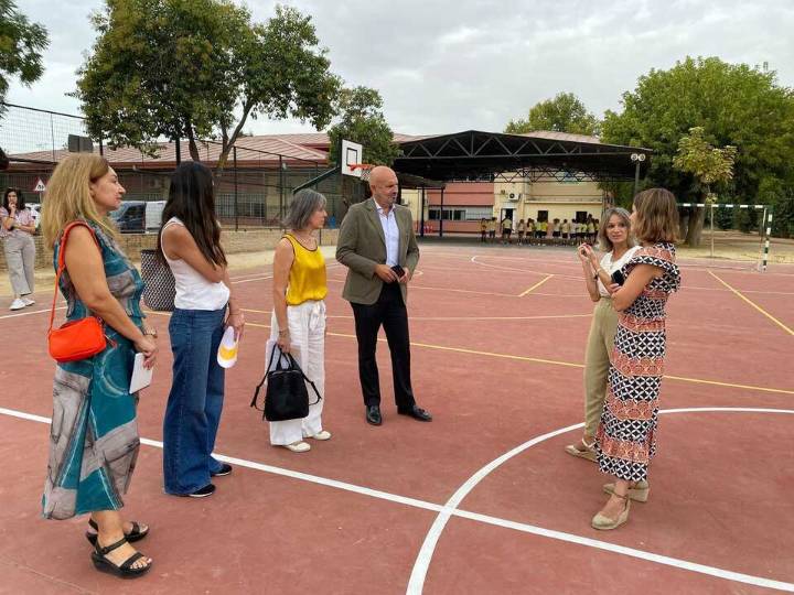 El Ayuntamiento lleva a cabo la renovación de las pistas deportivas en el CEIP Vara de Rey