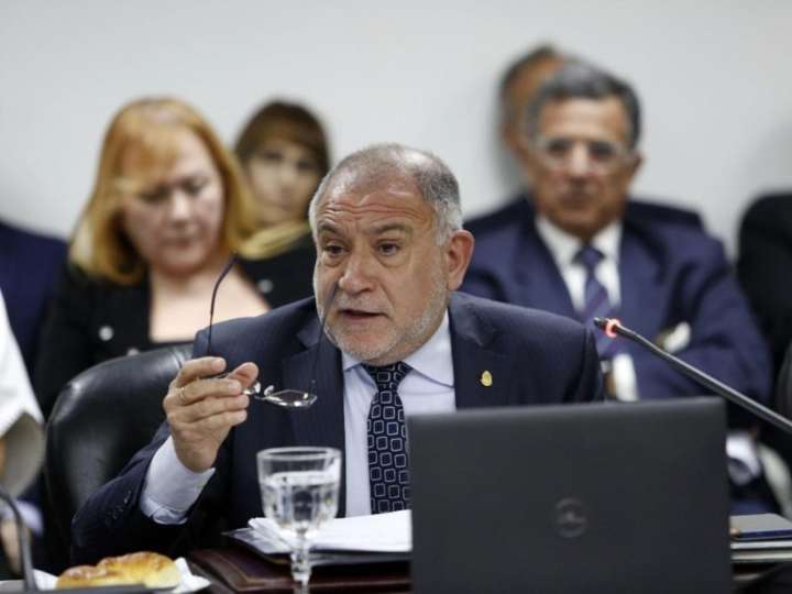 Luis Juez, sobre Milei: "Es como un tipo que se ahoga, si no se deja sacar del agua te terminás ahogando vos también"