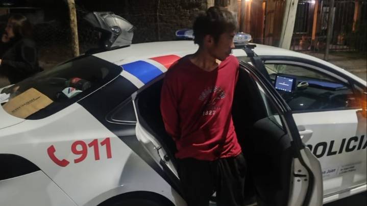 Vio el robo por las cámaras de seguridad y atrapó al ladrón