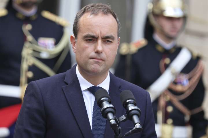 Macron bets on new premier’s personal charm to fix budget