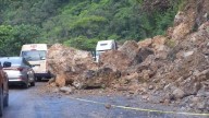 Derrumbe en la México–Tuxpan; permanecen piedras en el camino