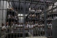 Justicia de EU bloquea uso de ley de 1798 para deportar a miembros del Tren de Aragua