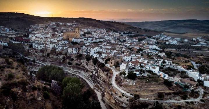 Estos pueblos de Granada están listos para recibir nuevos vecinos gracias a este "Booking rural"