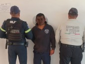 MECÁNICO DIJO SER «PERIODISTA» PARA EVITAR REVISIÓN DE AUTO SIN PLACAS; QUEDO DETENIDO.