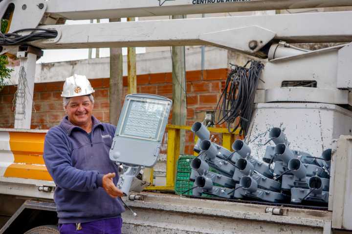 Con inversión municipal, avanza el recambio de todas las luminarias