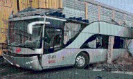 Autobús embestido por tren deja ocho muertos en Edo. de México