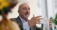 Pérez-Reverte, sobre el boicot a la Vuelta: «Uno tiene la impresión de ir a bordo de un autobús de suicidas»
