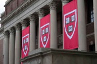 Jueza de EU anula recorte de fondos a Harvard ordenado por Trump