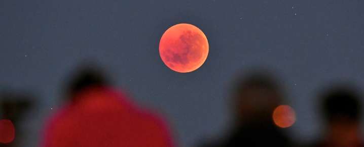 Stunning 'Blood Moon' Lunar Eclipse Seen by Millions Across 3 Continents