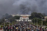 Protestas en Nepal dejaron al menos 25 muertos, incendios y la renuncia del primer ministro