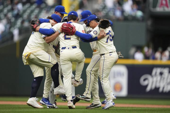 Raleigh matches Mantle, M’s beat Angels, take sole possession of AL West