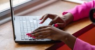 Un “costo oculto”: por qué las mujeres evitan lugares de trabajo “planos”, sin gerentes y jefes