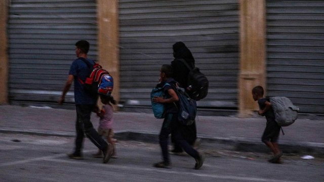 Palestinos son desplazados mientras Israel continúa con ataques aéreos en Gaza
