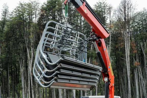 Cerro Bayo inicia la instalación de una nueva telesilla cuádruple que estará lista en 2026