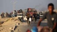 Israel prosigue su ofensiva en Gaza e insta a la población a desplazarse a una "zona humanitaria" en Jan Yunis