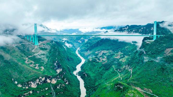 Hazaña de ingeniería: el puente más alto del mundo abrió al tráfico en China