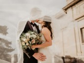 Se casaron y cuatro años después descubrieron quién era el misterioso intruso en su boda