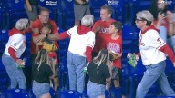 Exhiben a mujer que arrebata pelota de beisbol a niño durante juego de los Phillies vs. Marlins