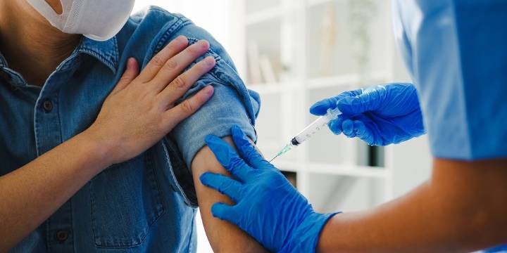 EEUU da un giro histórico: la vacuna COVID-19 deja de ser obligatoria para todos