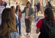 Xuso Jones revoluciona el centro de León con la grabación del concurso 'Lo sabe, no lo sabe'