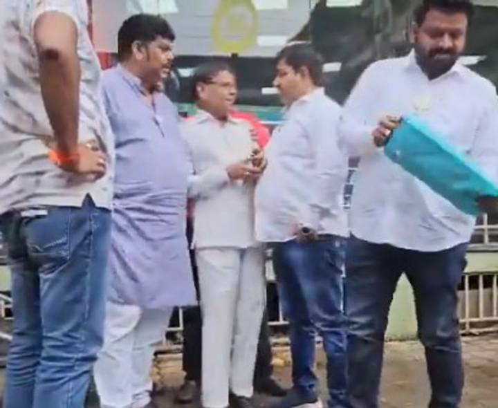 BJP workers forcibly drape saree around 72-year old Congress functionary after he posts morphed pic of PM