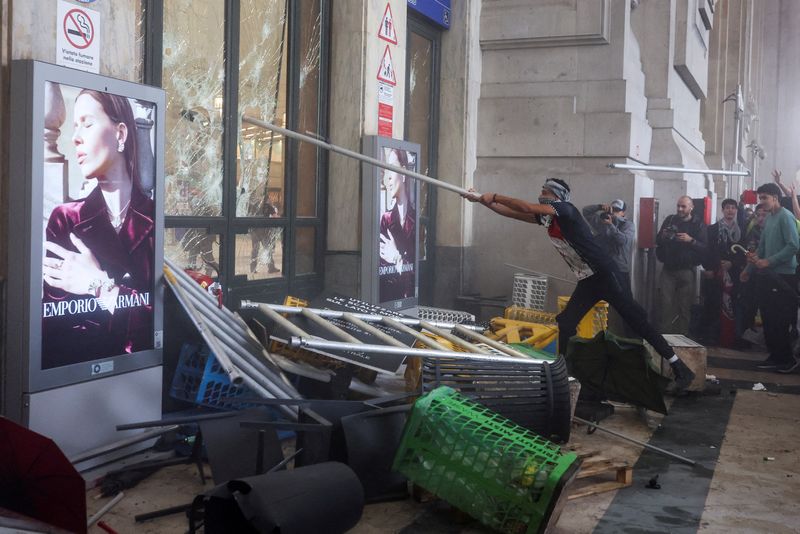 Pro-Palestinian protesters fight police in Milan, Italian ports blocked