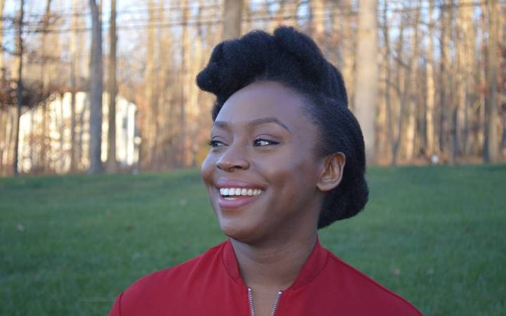 “Si más hombres leyeran libros sobre las vidas y los cuerpos de las mujeres, tal vez, mejoraría la comunicación”: Chimamanda Ngoze Adichie
