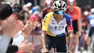 Egan Bernal tomó decisión y cambió su 'look' en medio de la Vuelta a España; cumplió con el reto que le impuso un compañero