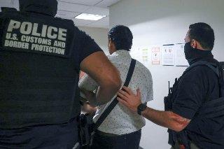 Niega Casa Blanca que ICE realice arrestos migratorios basados en perfil racial