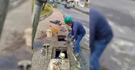 Encuentra nuevamente una cobija tapando alcantarillado en la Comuna 7 de Armenia