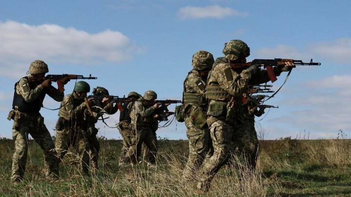 Ucrania busca expandir su producción y exportar armas de fabricación nacional, anuncia Zelenski