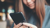 Una docente fue presa por tener material pedófilo en su celular, pero era su nieta que se había grabado bailando