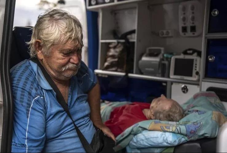 Bomba planeadora rusa mata al menos a 24 personas que esperaban a recibir sus pensiones en Ucrania