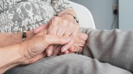 ¿Oyes cada vez peor? Deberías preocuparte porque podría ser un síntoma de alzhéimer