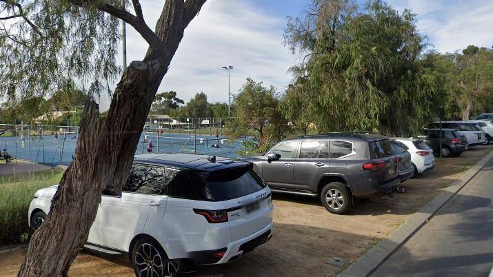 Public gallery convinces Shire of Peppermint Grove to trial new verge treatment