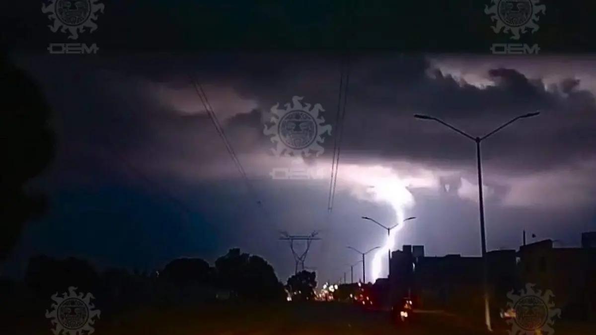 Tormenta eléctrica en Celaya deja calles inundadas, cortes de luz y árboles caídos