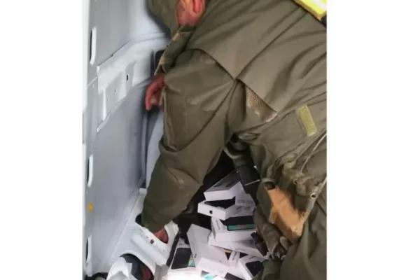 CONTRABANDO! Llevaban pegado al auto notebooks y más de 80 celulares en la frontera correntina