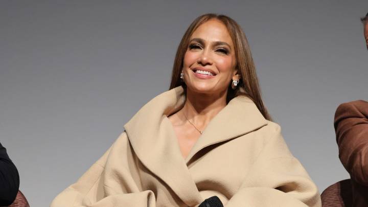 Jennifer Lopez con un look monocromático será tu inspiración para ser la más elegante en otoño 2025