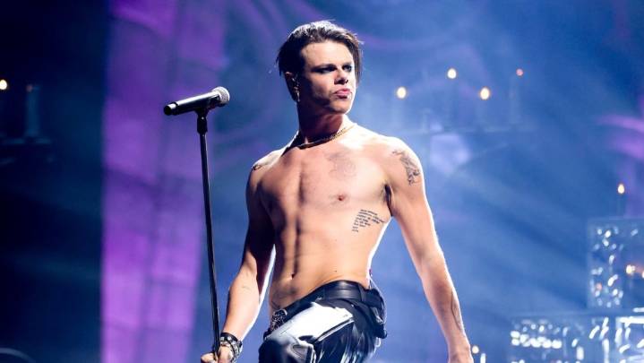 Snow White's Andrew Burnap Is Us' Guy We Googled Shirtless This Week