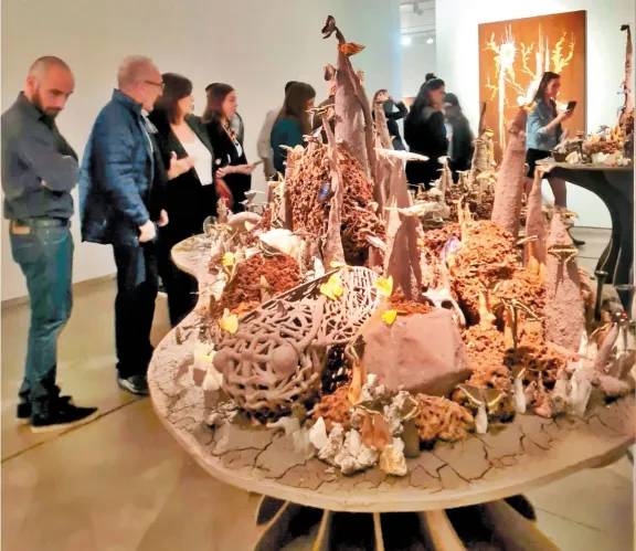 La abundancia de la tierra roja inspira la muestra de Andrés Paredes