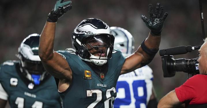 Lightning halts Super Bowl Eagles' season opener against Cowboys