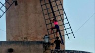 VÍDEO | Vandalismo en Mallorca: dos personas intentan subir el molino de la calle Indústria de Palma por sus aspas