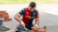 Genoa publica polémica foto de Johan Vásquez construyendo un muro y la borra tras críticas