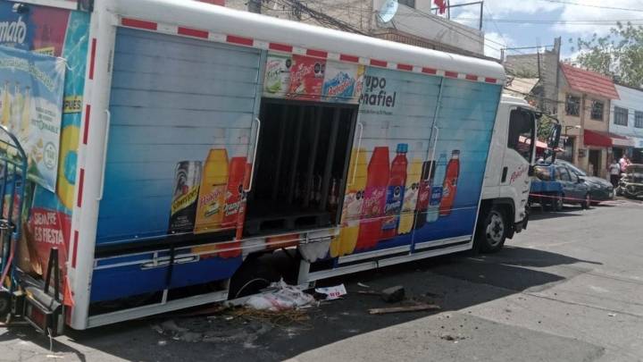 Vecinos alertaron de socavón, aún así cae camión de refrescos en la GAM, CDMX