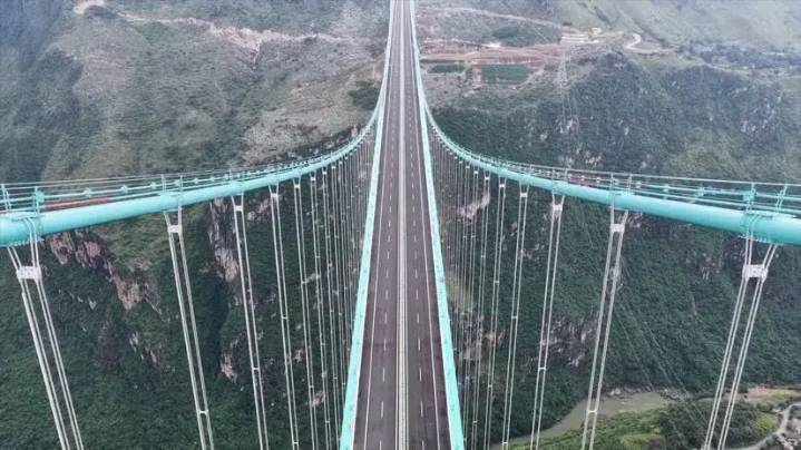 El puente más alto del mundo completa la prueba de carga en Guizhou, China